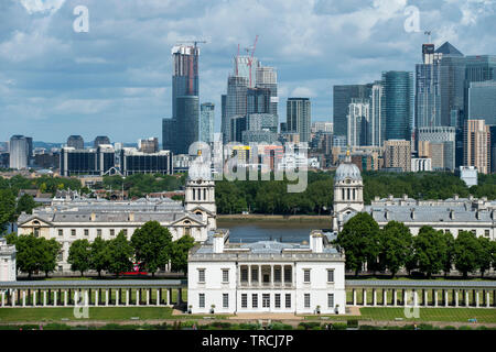 London England UK. Canary Wharf und Queen's House in Greenwich fotografiert von Greenwich Park in South East London. Mai 2019 Stockfoto