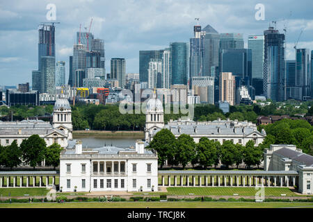 London England UK. Canary Wharf und Queen's House in Greenwich fotografiert von Greenwich Park in South East London. Mai 2019 Stockfoto