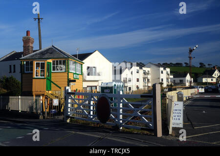 Trotz der anfänglichen Erscheinungen, es hat wirklich viele Jahre gewesen, da ein Zug letzte Obwohl die Station bei Instow, Devon, England weitergegeben Stockfoto