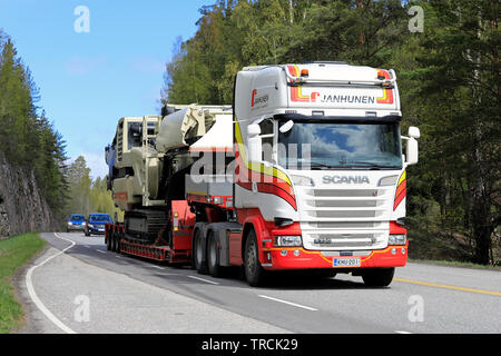 Salo, Finnland - 3. Mai 2019 - Scania R730 Truck von janhunen Hols Metso Lokotrack LT1213 S mobile Brech- und Siebanlagen auf Sattelschlepper. Stockfoto