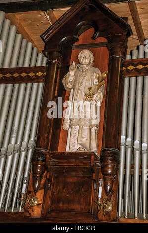 Statue des sakralen Bild und Orgel Stahlrohre in s-Hertogenbosch. Gnädig historische Stadt mit lebendigen kulturellen Leben in den Niederlanden. Stockfoto