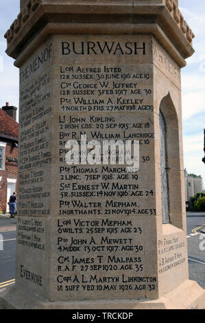 Der Name der Leutnant John Kipling, Sohn von Rudyard Kipling, auf dem Kriegerdenkmal in der East Sussex Dorf Burwash. Stockfoto