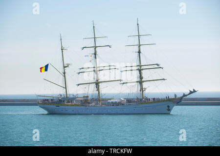 Mircea große Schiff verlässt den Hafen von Barcelona. Stockfoto