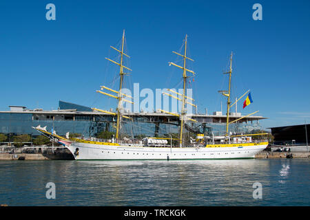 Mircea Tall Ship im Maremagnum Dock in Barcelona günstig. Stockfoto