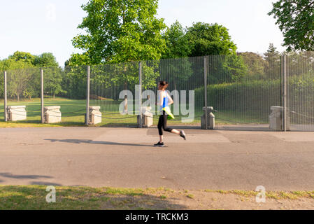 Jogger an temporären Einzäunung. Sicherheit rund um Winfield House, Regent's Park, London, UK für den Staatsbesuch von US-Präsident Donald Trump. Stockfoto