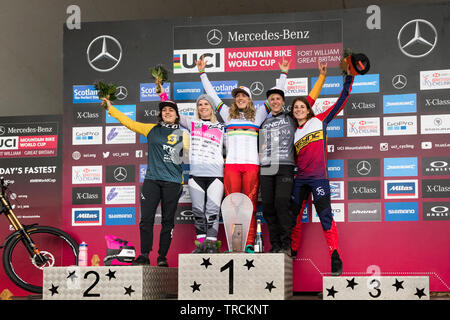 Fort William UCI Mountainbike World Cup 2019 - Elite Frauen Podium - Rachel Atherton feiern ihren Sieg in Elite der Frauen. Von r Links Stockfoto