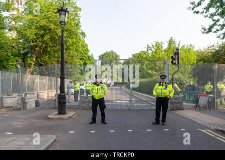 Polizei bewacht geschlossenen Straße. Sicherheit rund um Winfield House, Regent's Park, London, UK für den Staatsbesuch von US-Präsident Donald Trump. Stockfoto