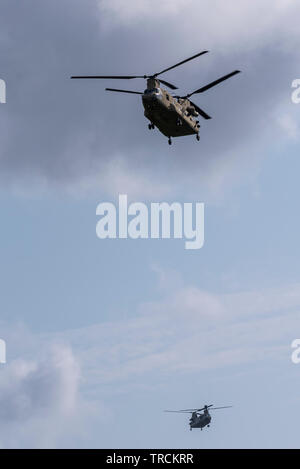 Zwei US-Armee Boeing Chinook Helikopter fliegen als Teil der Unterstützung für die US-Präsident Donald Trump Staatsbesuch in Großbritannien. Über Regent's Park Stockfoto