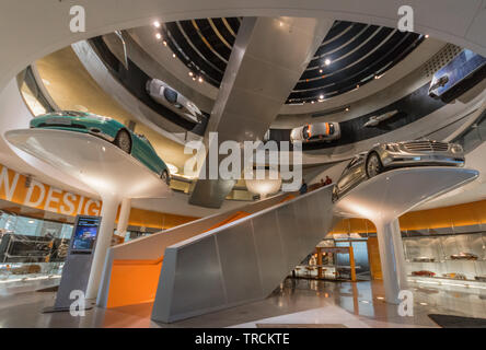 Stuttgart, Deutschland - Deutsche Autos haben immer weltweit berühmt wurde. Hier insbesondere das Mercedes Museum Stockfoto