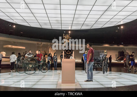 Stuttgart, Deutschland - Deutsche Autos haben immer weltweit berühmt wurde. Hier insbesondere das Mercedes Museum Stockfoto