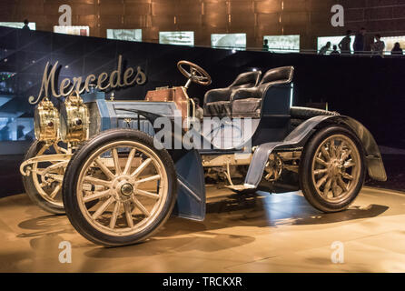 Stuttgart, Deutschland - Deutsche Autos haben immer weltweit berühmt wurde. Hier insbesondere das Mercedes Museum Stockfoto