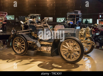 Stuttgart, Deutschland - Deutsche Autos haben immer weltweit berühmt wurde. Hier insbesondere das Mercedes Museum Stockfoto