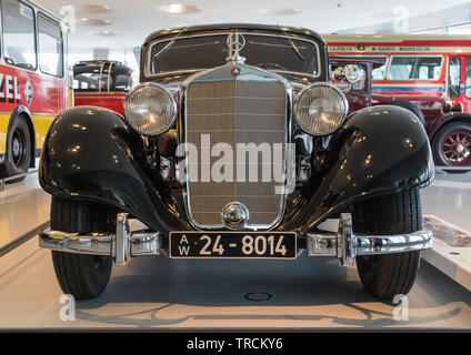 Stuttgart, Deutschland - Deutsche Autos haben immer weltweit berühmt wurde. Hier insbesondere das Mercedes Museum Stockfoto