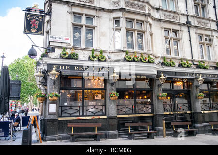 Das Red Lion Wortspiel auf der Ecke der Parliament Street und Derby Gate, London, UK Stockfoto