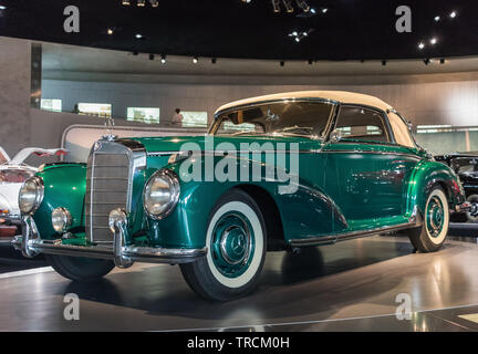 Stuttgart, Deutschland - Deutsche Autos haben immer weltweit berühmt wurde. Hier insbesondere das Mercedes Museum Stockfoto