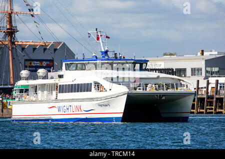 Wight Link schnelle cat Katamaran von Portsmouth auf die Isle of Wight zu Ryde abgebildeten Portsmouth verlassen Stockfoto