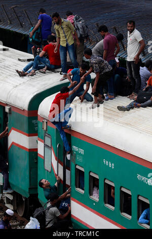 Dhaka, Bangladesch - Juni 03, 2019: Bangladesch Menschen versuchen, auf dem Dach eines überfüllten Zug zu steigen, als sie an ihre Heimatorte vor t zurück Stockfoto