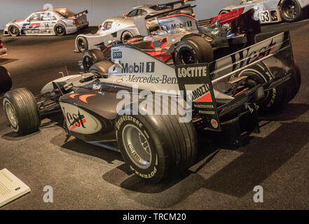 Stuttgart, Deutschland - Deutsche Autos haben immer weltweit berühmt wurde. Hier insbesondere das Mercedes Museum Stockfoto