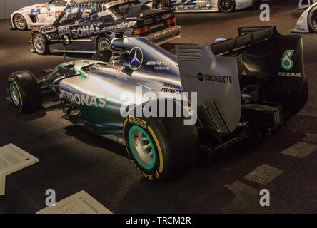 Stuttgart, Deutschland - Deutsche Autos haben immer weltweit berühmt wurde. Hier insbesondere das Mercedes Museum Stockfoto