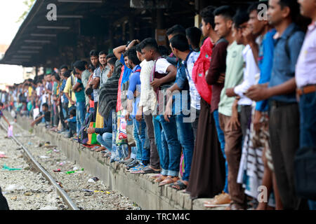 Dhaka, Bangladesch - Juni 03, 2019: Bangladesch Menschen versuchen, auf dem Dach eines überfüllten Zug zu steigen, als sie an ihre Heimatorte vor t zurück Stockfoto