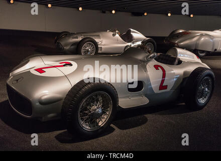 Stuttgart, Deutschland - Deutsche Autos haben immer weltweit berühmt wurde. Hier insbesondere das Mercedes Museum Stockfoto