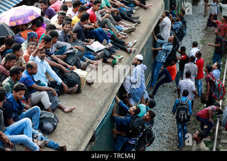 Dhaka, Bangladesch - Juni 03, 2019: Bangladesch Menschen versuchen, auf dem Dach eines überfüllten Zug zu steigen, als sie an ihre Heimatorte vor t zurück Stockfoto