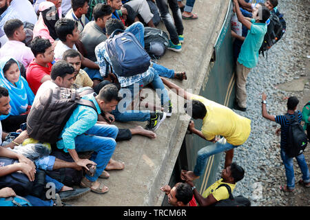 Dhaka, Bangladesch - Juni 03, 2019: Bangladesch Menschen versuchen, auf dem Dach eines überfüllten Zug zu steigen, als sie an ihre Heimatorte vor t zurück Stockfoto