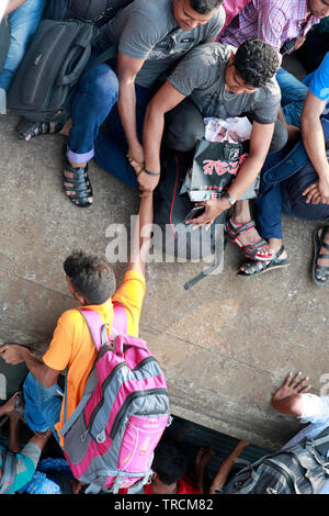 Dhaka, Bangladesch - Juni 03, 2019: Bangladesch Menschen versuchen, auf dem Dach eines überfüllten Zug zu steigen, als sie an ihre Heimatorte vor t zurück Stockfoto