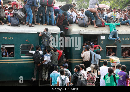 Dhaka, Bangladesch - Juni 03, 2019: Bangladesch Menschen versuchen, auf dem Dach eines überfüllten Zug zu steigen, als sie an ihre Heimatorte vor t zurück Stockfoto