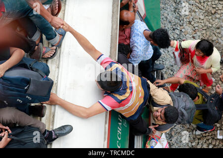 Dhaka, Bangladesch - Juni 03, 2019: Bangladesch Menschen versuchen, auf dem Dach eines überfüllten Zug zu steigen, als sie an ihre Heimatorte vor t zurück Stockfoto