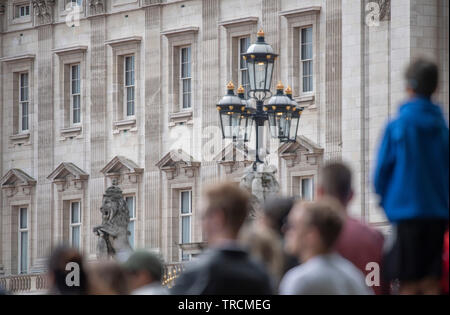 Buckingham Palace, London, Großbritannien. 3. Juni 2019. Menschenmassen rund um den Buckingham Palace für einen Blick von der Staatsbesuch des Präsidenten und der First Lady der USA unter fester Sicherheit. Credit: Malcolm Park/Alamy Leben Nachrichten. Stockfoto