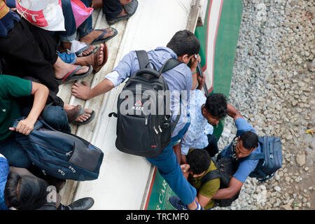 Dhaka, Bangladesch - Juni 03, 2019: Bangladesch Menschen versuchen, auf dem Dach eines überfüllten Zug zu steigen, als sie an ihre Heimatorte vor t zurück Stockfoto