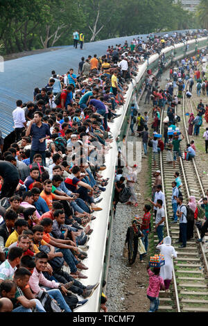 Dhaka, Bangladesch - Juni 03, 2019: Bangladesch Menschen versuchen, auf dem Dach eines überfüllten Zug zu steigen, als sie an ihre Heimatorte vor t zurück Stockfoto