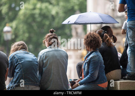 Buckingham Palace, London, Großbritannien. 3. Juni 2019. Menschenmassen rund um den Buckingham Palace für einen Blick von der Staatsbesuch des Präsidenten und der First Lady der USA unter fester Sicherheit. Credit: Malcolm Park/Alamy Leben Nachrichten. Stockfoto