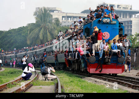 Dhaka, Bangladesch - Juni 03, 2019: Bangladesch Leute riskieren ihr Leben auf der Oberseite der Züge, wie sie an ihre Heimatorte vor der muslimischen Holiday o Stockfoto