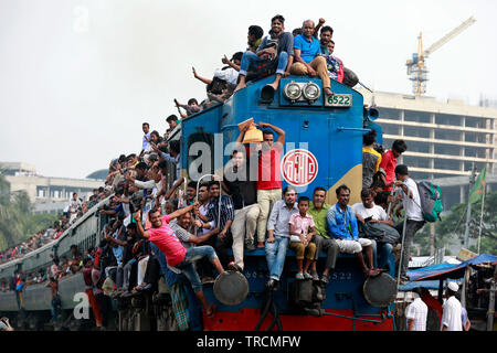 Dhaka, Bangladesch - Juni 03, 2019: Bangladesch Leute riskieren ihr Leben auf der Oberseite der Züge, wie sie an ihre Heimatorte vor der muslimischen Holiday o Stockfoto