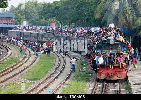 Dhaka, Bangladesch - Juni 03, 2019: Bangladesch Leute riskieren ihr Leben auf der Oberseite der Züge, wie sie an ihre Heimatorte vor der muslimischen Holiday o Stockfoto