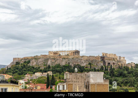 Athen, Griechenland - Mai 2019: Aussicht auf den Parthenon und die Akropolis an einem bewölkten Tag von der Innenstadt von Athen. Stockfoto