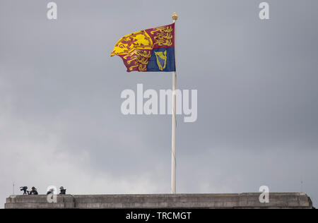 Buckingham Palace, London, Großbritannien. 3. Juni 2019. Sicherheit über den Buckingham Palace, die Royal Standard fliegen während der Staatsbesuch des Präsidenten und der First Lady der USA. Credit: Malcolm Park/Alamy Leben Nachrichten. Stockfoto