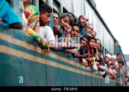 Dhaka, Bangladesch - Juni 03, 2019: Bangladesch Leute riskieren ihr Leben auf der Oberseite der Züge, wie sie an ihre Heimatorte vor der muslimischen Holiday o Stockfoto