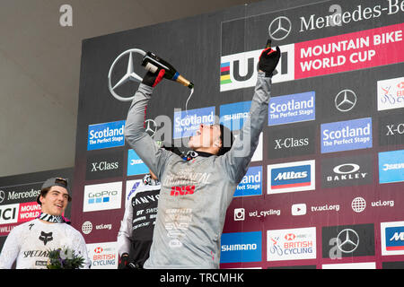 Amaury Pierron feiern und trinken Champagner auf dem Siegertreppchen bei der UCI Mountainbike Weltcup 2019 - Fort William, Schottland, Großbritannien Stockfoto