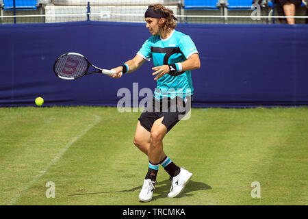 Surbiton, Großbritannien. 03 Juni, 2019. Lukas Lacko der Slowakei in Aktion gegen Dustin Brown in Deutschland Im Mens Singles. Surbiton Trophy Tennis 2019, Tag 1 Am Surbiton Racket & Fitness Club in Surrey am Montag, den 3. Juni 2019. Dieses Bild dürfen nur für redaktionelle Zwecke verwendet werden. Redaktionelle Verwendung nur, pic von Steffan Bowen/Andrew Orchard sport Fotografie/Alamy Live news Credit: Andrew Orchard sport Fotografie/Alamy leben Nachrichten Stockfoto