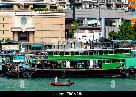Zwei Männer angeln Im Hafen Aberdeen, Aberdeen, Hong Kong, China Stockfoto