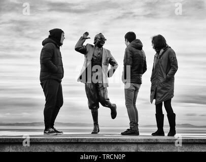 Eric Morecambe Bronze Statue stehend auf Morecambe Meer unterhaltsam eine jüngere Generation Stockfoto