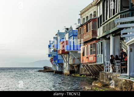 Mykonos Stadt, Griechenland - Mai 2019: Blick auf Klein Venedig mit Blick auf den türkisblauen Wasser in der Stadt Mykonos, Griechenland. Stockfoto