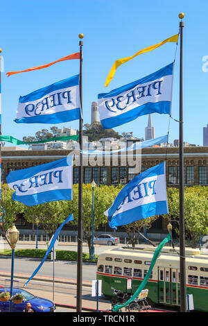 Coit Tower & Transamerica Turm vom Pier 39, San Francisco, Kalifornien Stockfoto