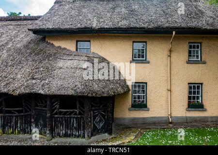 Reetgedeckte Gebäude in Adare, Irland Stockfoto