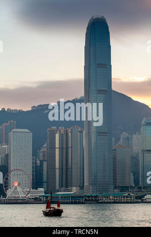 Eine klassische Skyline von Hongkong bei Sonnenuntergang, Hongkong, China Stockfoto