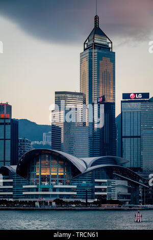 Das Hong Kong Convention und Exhibition Centre und Skyline von Hongkong, Hongkong, China Stockfoto
