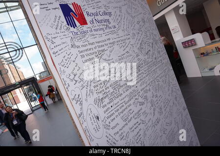 Schreiben der Königlichen Hochschule der Krankenpflege zu Matt Hancock der Staatssekretär für Gesundheit und soziale Betreuung während der RCN-Kongresses im ACC in Liverpool Stockfoto